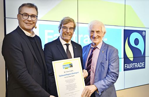 Dem Regionaldirektor Alexander Lahl (li.) und dem Vorsitzenden des VRS, Thomas Bopp (Mitte), wurde die Urkunde von Manfred Holz von Fairtrade übergeben. Foto: VRS/Franziska Kraufmann