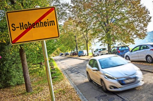 An der Kirschenallee  darf nicht geparkt werden. Wenn rund um die Uni Hohenheim aber alles zugeparkt ist, halten sich daran  längst nicht mehr alle. Foto: Lichtgut/Julian Rettig