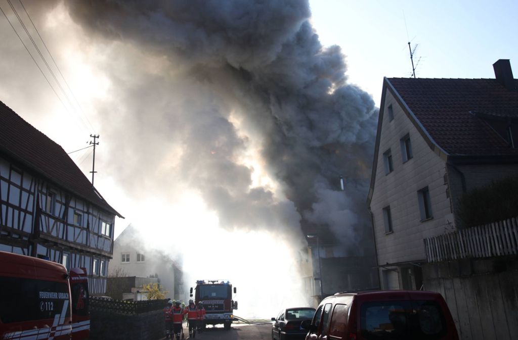 In Urbach (Rems-Murr-Kreis) steht ein gesamtes Wohnhaus in Flammen.