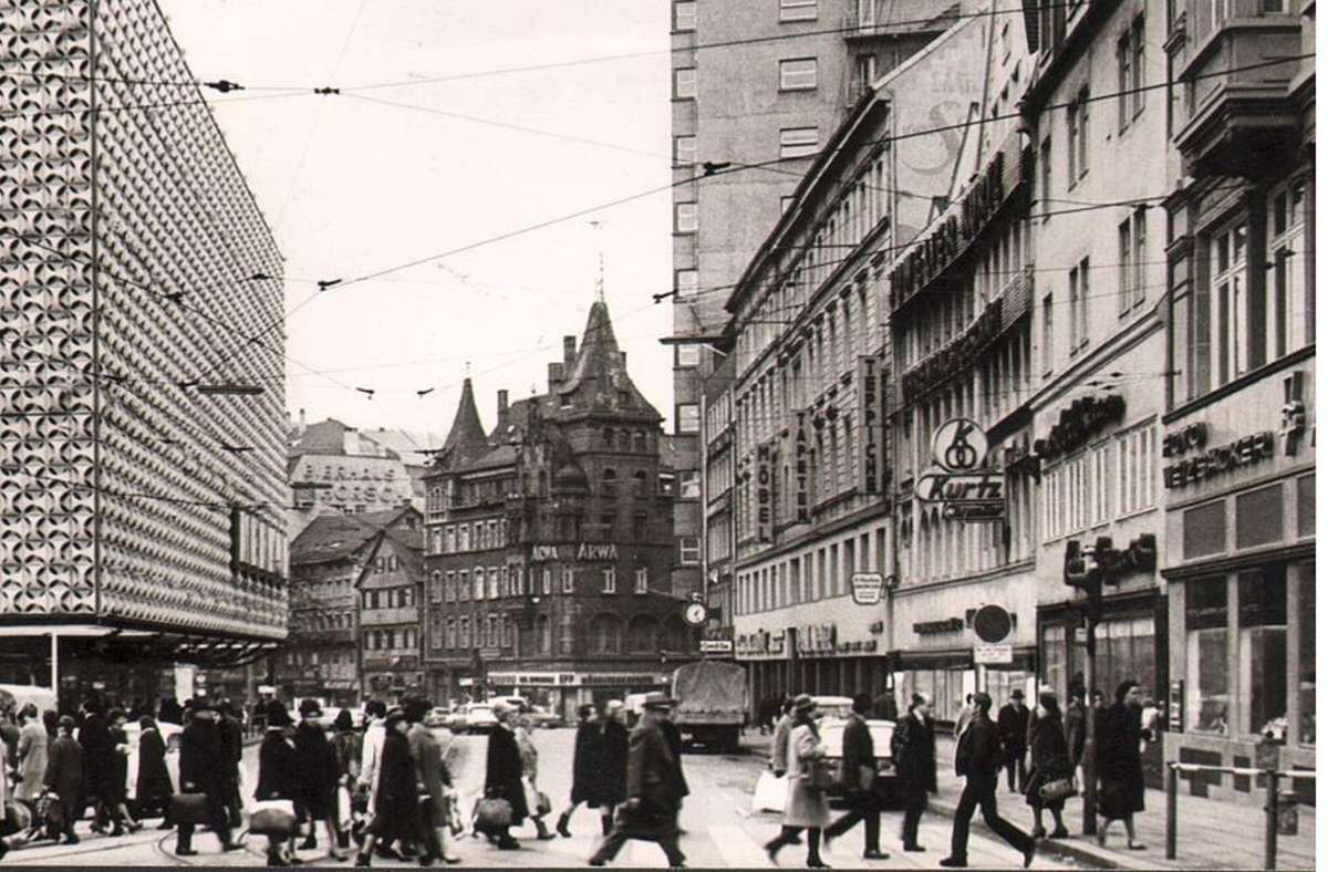 Die Eberhardstraße im Jahr 1967. Auf der rechte Straßenseite ist Juwelier Kurtz zu sehen.