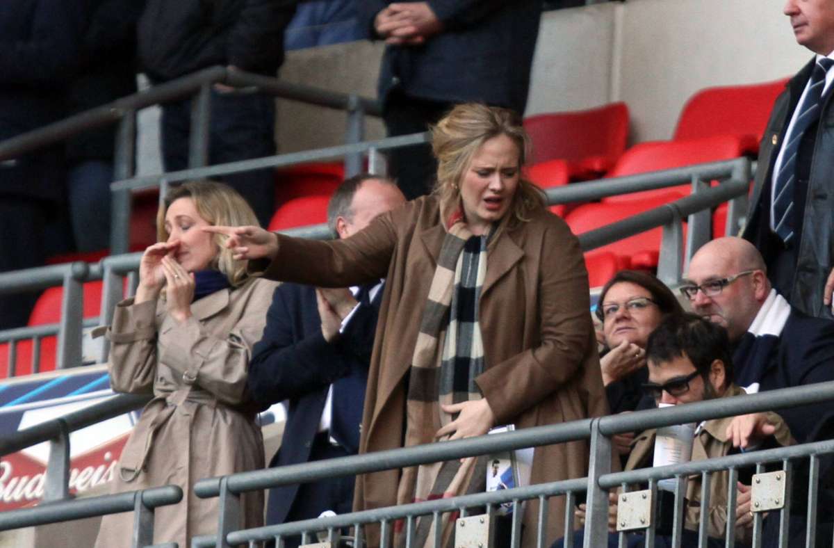 Adele 2012 im Fußballstadion beim Spiel Tottenham gegen Chelsea