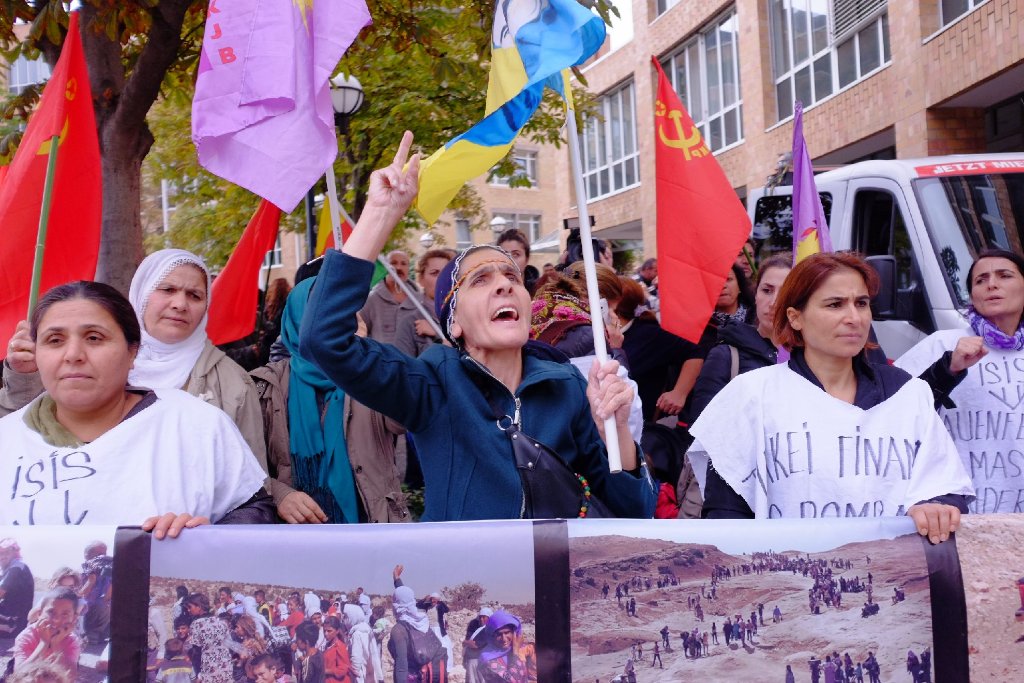 Am Dienstag haben in Stuttgart erneut Kurden gegen den IS-Terror in Syrien protestiert und sind gemeinsam zum türkischen Konsulat gezogen.
