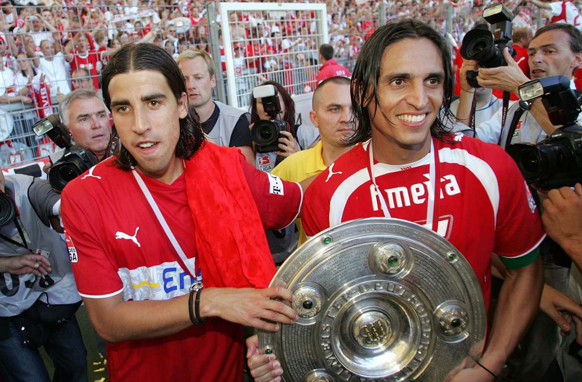 Mit seinem Bundesligadebüt am 1. Oktober 2006 im Berliner Olympiastadion setzte Sami Khedira seine erfolgreiche Karriere bei den Profis des VfB fort. Er spielte vier Jahre in der Bundesliga und feierte 2007 mit dem VfB die deutsche Meisterschaft (im Bild links mit Fernando Meira).