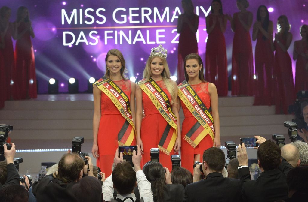 Gewinnen kann am Ende nur eine: Soraya Kohlmann (Mitte). Hier mit der Zweitplazierten Aleksandra Rogovic aus Isernhagen (rechts) und der Drittplazierten Sarah Strauß aus Bremen (links).