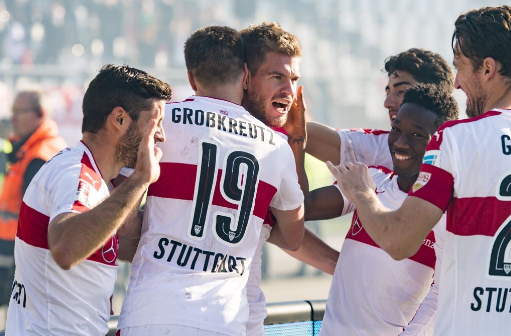 Die Spieler des VfB Stuttgart feiern den Sieg über den Karlsruher SC.