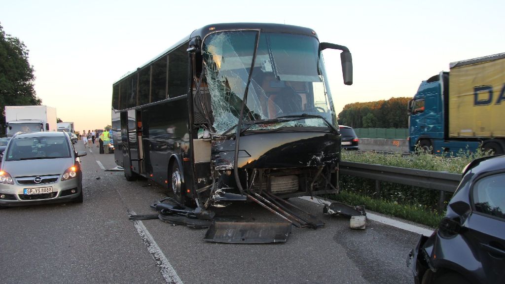 A8 bei Laichingen: Acht Verletzte bei Busunfall