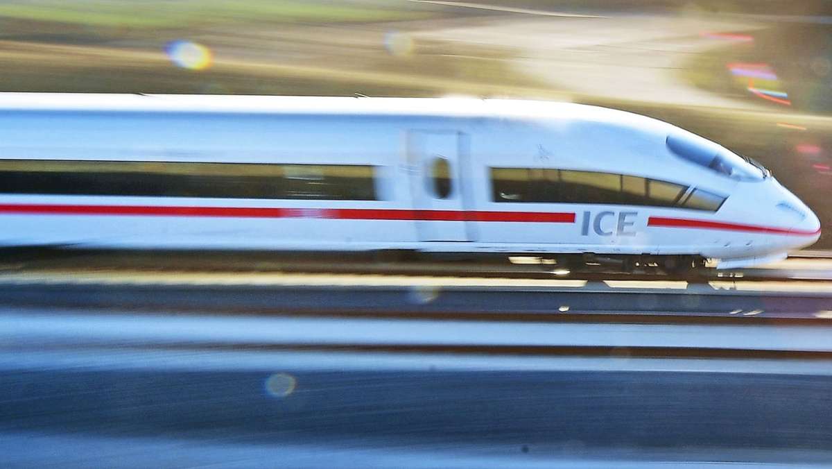 Strecke Berlin-Wolfsburg: ICE-Lokführer lässt hilflosen Mann auf freier Strecke zusteigen