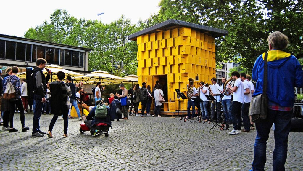  Es heißt „Übehaus“ und ist ein mobiler Proberaum auf dem Stuttgarter Leonhardsplatz. Am Samstag wurde er eröffnet. Das Übehaus soll ein Symbol für das dürftige Angebot an Proberäumen in Städten sein. 