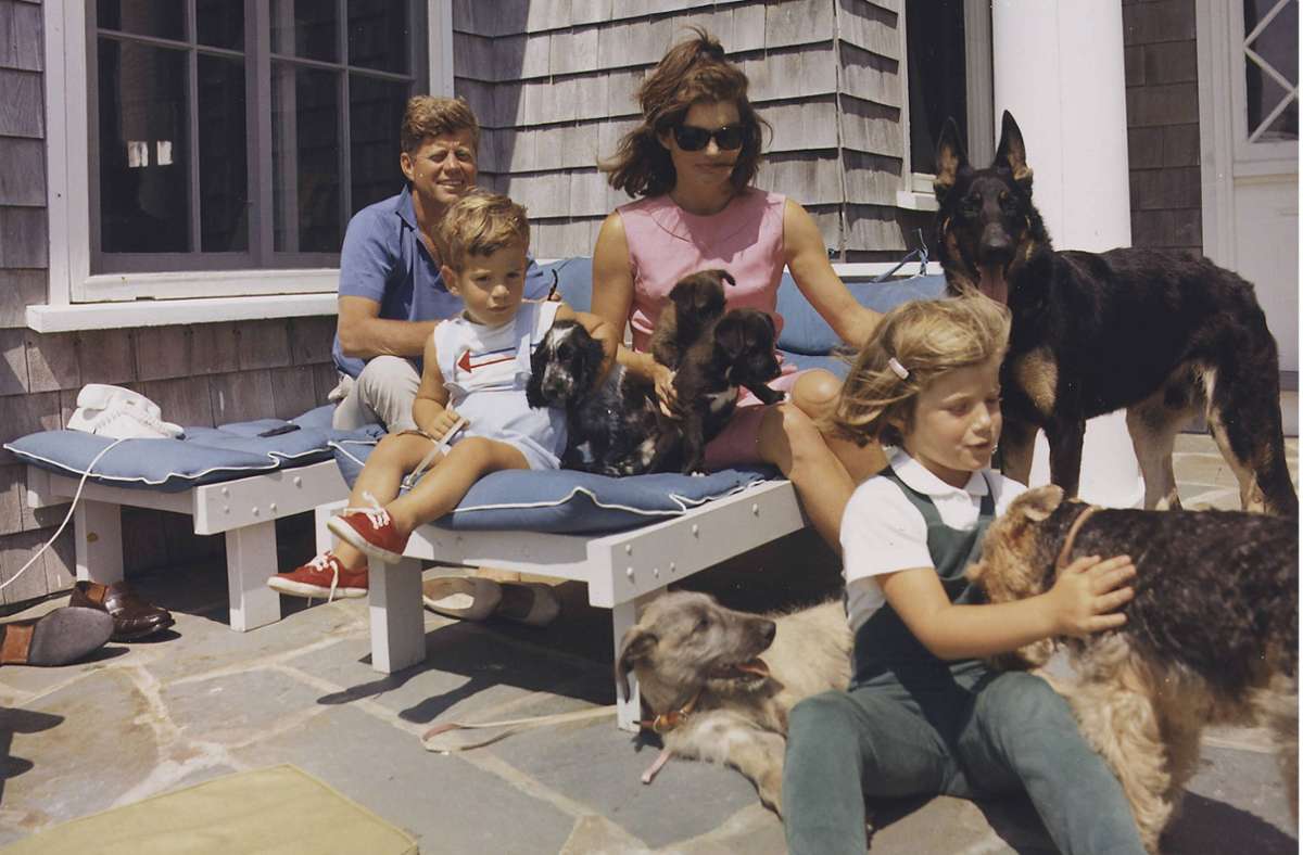 Kaum zu zählen sind die Hunde, die die Familie von John F. Kennedy im Weißen Haus und in Hyannis Port hielt. Vom Pudel bis zum Irischen Wolfshund war alles dabei. Ein kleiner weißer Schoßhund war sogar ein Geschenk des sowjetischen Machthabers Nikita Chruschtschow.