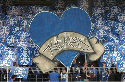 Die Fans der Stuttgarter Kickers sind treu, dazu gehört auch die Liebe zu ihrer Fan-Hymne. Foto: Baumann Foto:  
