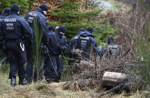 Polizisten sichern am Fundort der Leiche Spuren. Foto: dpa/Roberto Pfeil