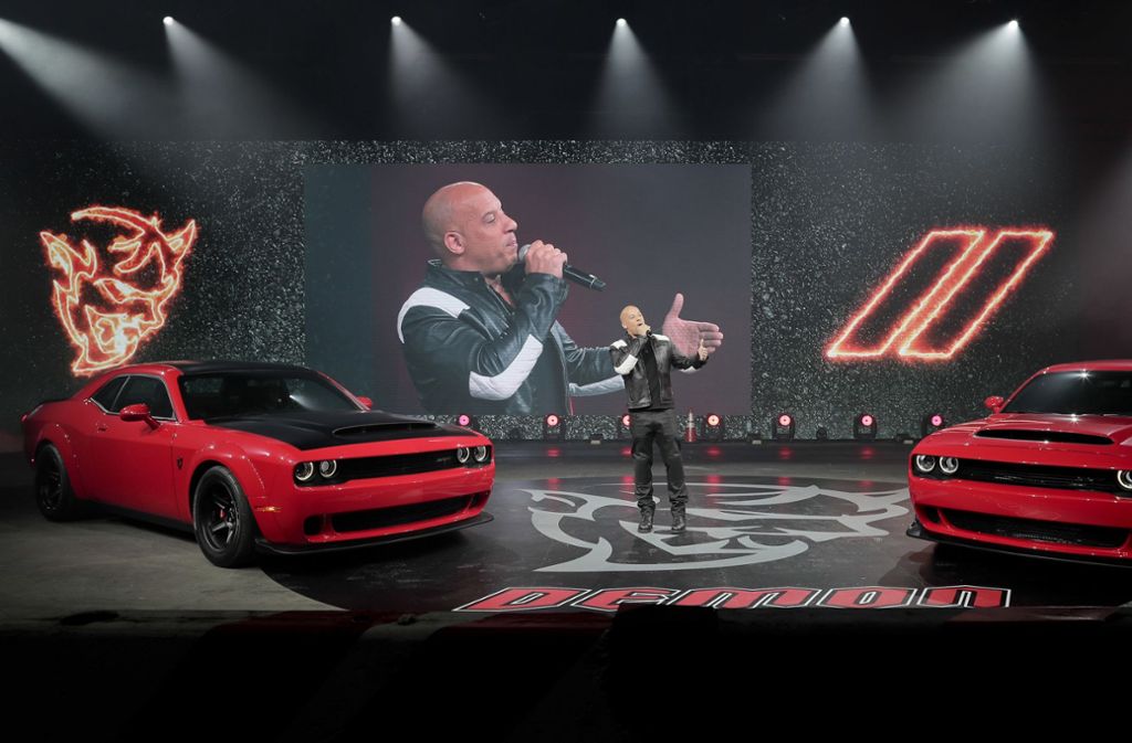 Schauspieler Vin Diesel steht bei der Enthüllung des Dodge Challenger SRT Demon auf der Bühne.