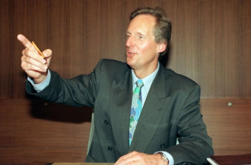 Es ist sein erster Arbeitstag als Oberbürgermeister der Landeshauptstadt: Am 7. Januar 1997 gibt er von seinem Schreibtisch im Amtszimmer des Stuttgarter Rathauses aus gestikulierend erste Anweisungen.