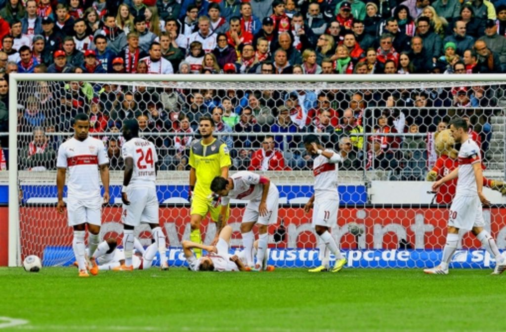 Wieder einmal: der Ball im Tor, die Spieler des VfB Stuttgart am Boden