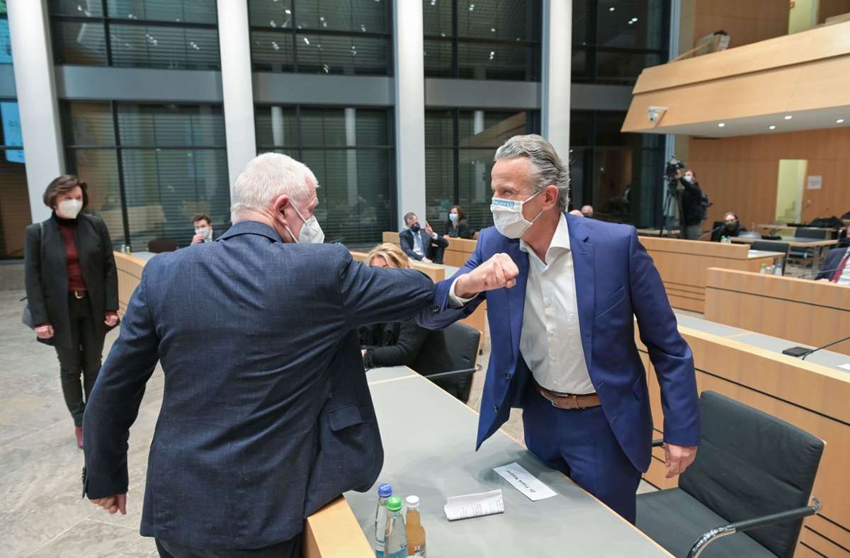 Corona-konformes Begrüßungsritual unter Oberbürgermeistern: Fritz Kuhn (Grüne) und Frank Nopper (CDU)