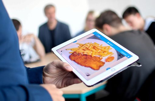 Mit dem Tablet ist es nicht getan, für die digitale Bildung braucht es Lehrer. Foto: dpa/Britta Pedersen