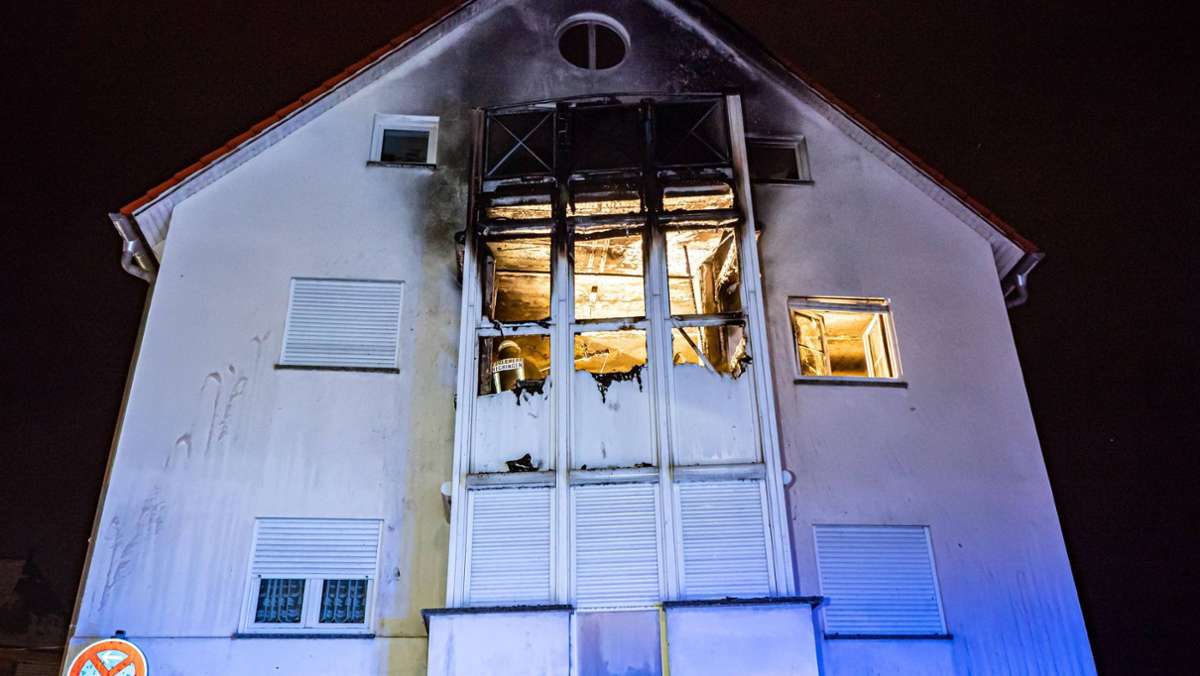  In einem Mehrfamilienhaus in Hechingen ist am frühen Samstagmorgen ein Brand ausgebrochen. Die Bewohnerin war von einem Rauchmelder geweckt worden. 