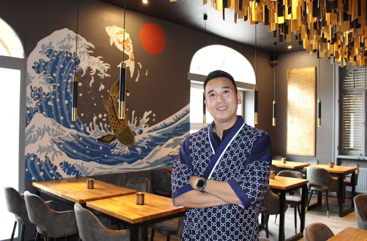 Khanh Nguyen eröffnet dieser Tage in Degerloch seine Gin-Sushi-Bar an der Epplestraße. Er serviert vietnamesische und japanische Kost. Foto: Caroline Holowiecki