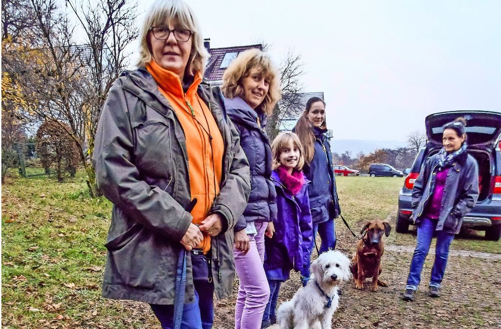 Der Alltag mit Hund will gelernt sein: Bettina Gerstner, Susanne Schoch mit Tochter Stefanie und Hund Jimmy sowie Katrin Renicke mit Schröder (v.l.) Foto: Holowiecki