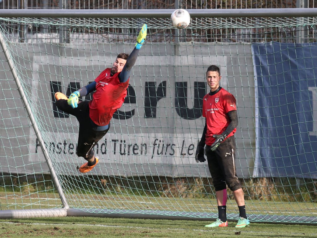 Der VfB Stuttgart wird sich - wie hier Thorsten Kirschbaum - am Samstag in Hoffenheim arg strecken müssen, um drei Punkte zu ergattern. Hier die Bilder vom Training am Dienstagnachmittag.
