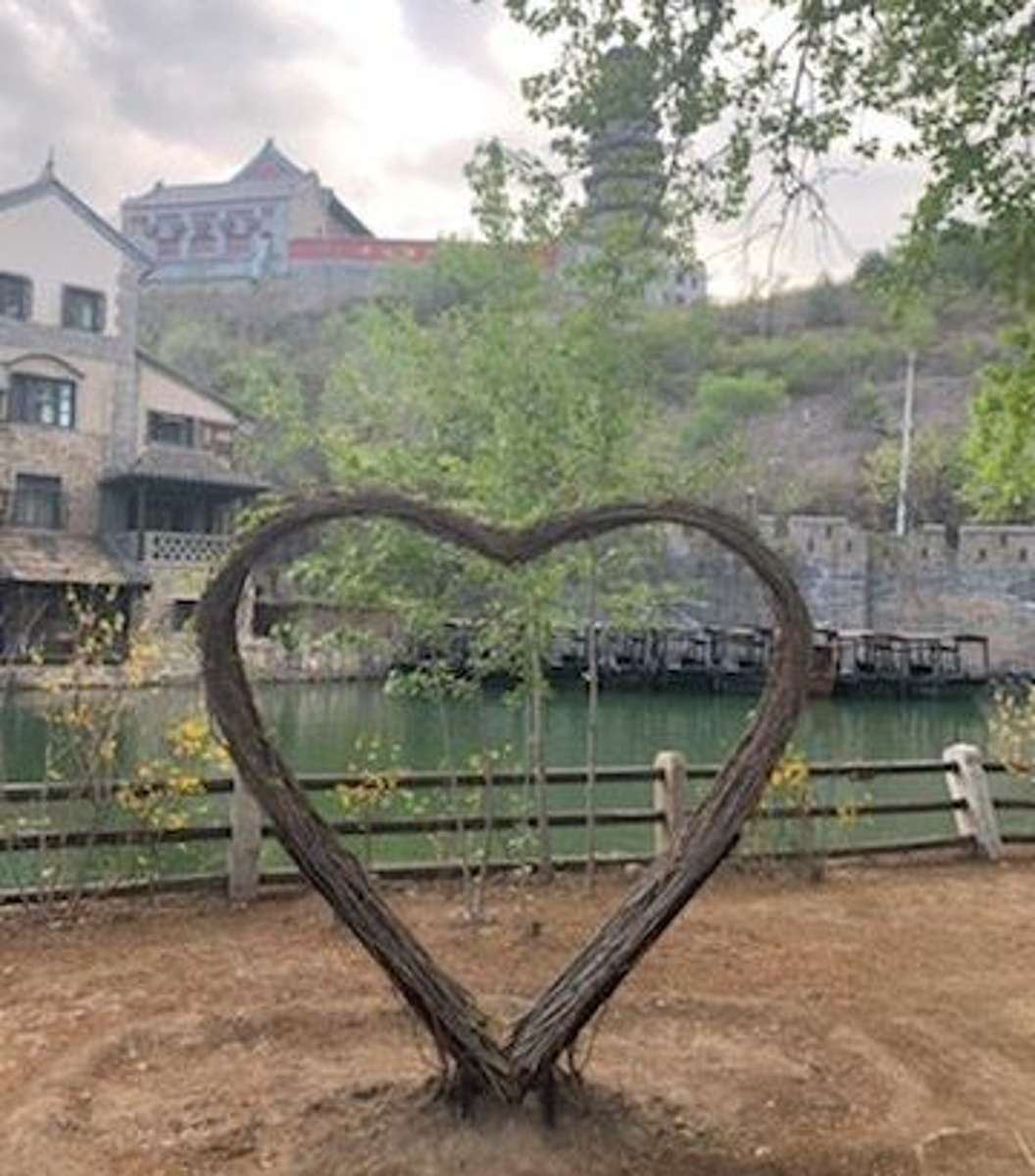 Bei einem Tagesausflug nach Gubei, etwa zwei Stunden nördlich von Peking, entdecken die beiden das Herzsymbol aus Holz.
