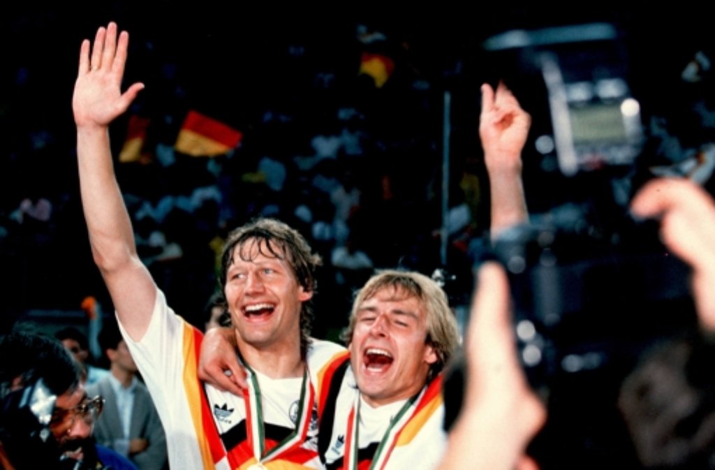Weltmeister 1990: Eine Nacht in Rom mit zwei Stuttgarter Helden: am 8. Juli 1990 feiert die deutsche Nationalmannschaft in Italien ihren dritten WM-Titel. Guido Buchwald degradiert dabei den argentinischen Superstar Maradona zum Statisten und übernimmt dessen Vornamen: Diego. Auch für Jürgen Klinsmann erfüllt sich der Titeltraum. Der Ruhm der beiden färbt sowohl auf den VfB als auch auf die Stuttgarter Kickers ab, bei denen beide groß geworden sind. In Stuttgart feiern in der Nacht rund 35 000 Fans den Titel, in der Königstraße steigen Raketen in den Nachthimmel, durch die Eberhardstraße dröhnt die Hymne des Abends: „We are the Champions!“