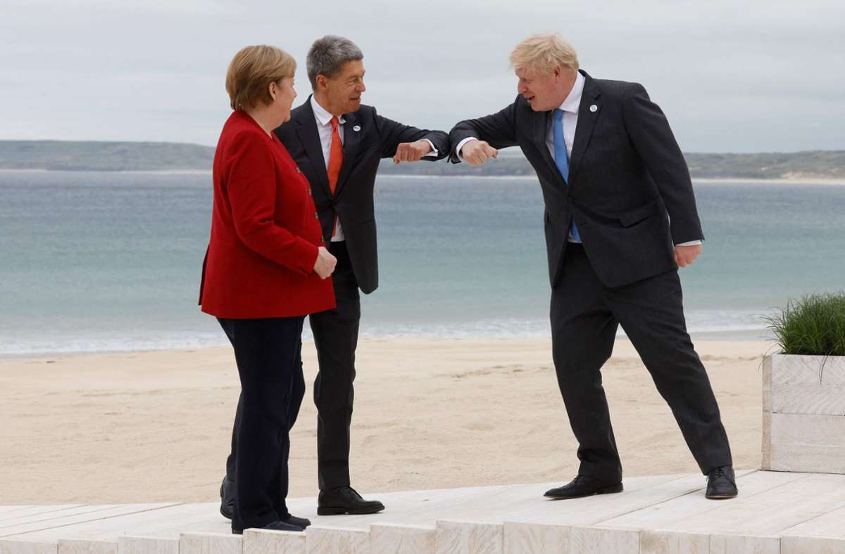 Corona-Gruß: Angela Merkel und Joachim Sauer begrüßen Boris Johnson.