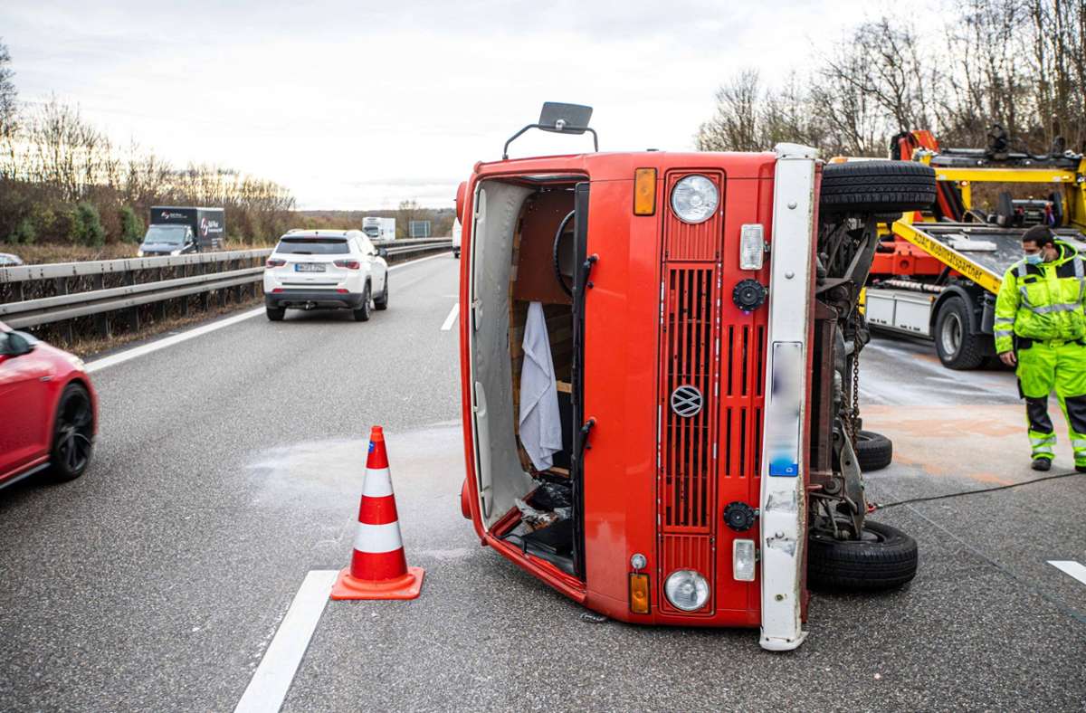... VW-Transporter einer Gleichaltrigen gekracht. Die junge Frau wurde verletzt.