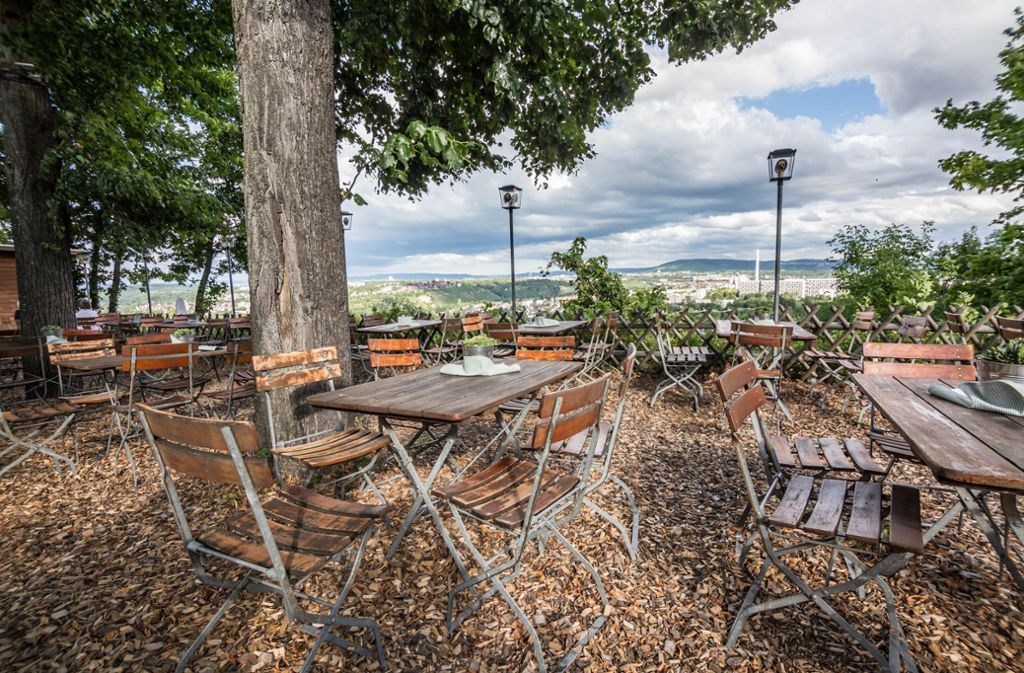 Die Außengastronomie in Stuttgart hat wieder geöffnet – ob lauschige Biergärten, gemütliche Strandbars oder Terrassen mit schönem Ausblick: Das Angebot ist im Kessel recht umfangreich.