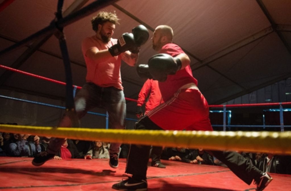 Der Wasen-Besucher Arber Beytu (links) kämpfte in der Boxbude gegen einen deutlich schwergewichtigeren Boxer des „Fight Club“.