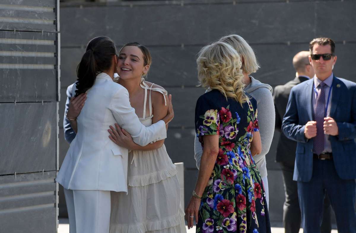 Spaniens Königin Letizia (links) begrüßt die US-amerikanische First Lady Jill Biden (rechts) und ihre Enkelinnen Finnegan Biden (Zweite von links) und Maisy Biden (Zweite von rechts) bei ihrem Besuch eines Aufnahmezentrums für ukrainische Flüchtlinge in Pozuelo de Alarcon.