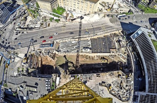 Beeindruckende Vogelperspektive auf die Baustelle des Tiefbahnhofs, dessen Kosten womöglich immer höher werden. Foto: dpa