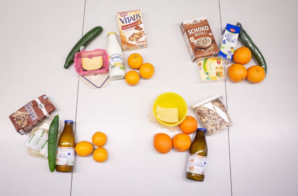 Auf dem Einkaufszettel für den Testeinkauf: ein Liter Vollmilch, drei Orangen, eine Salatgurke, 500 Gramm Schoko-Müsli und 100 Gramm Gouda.