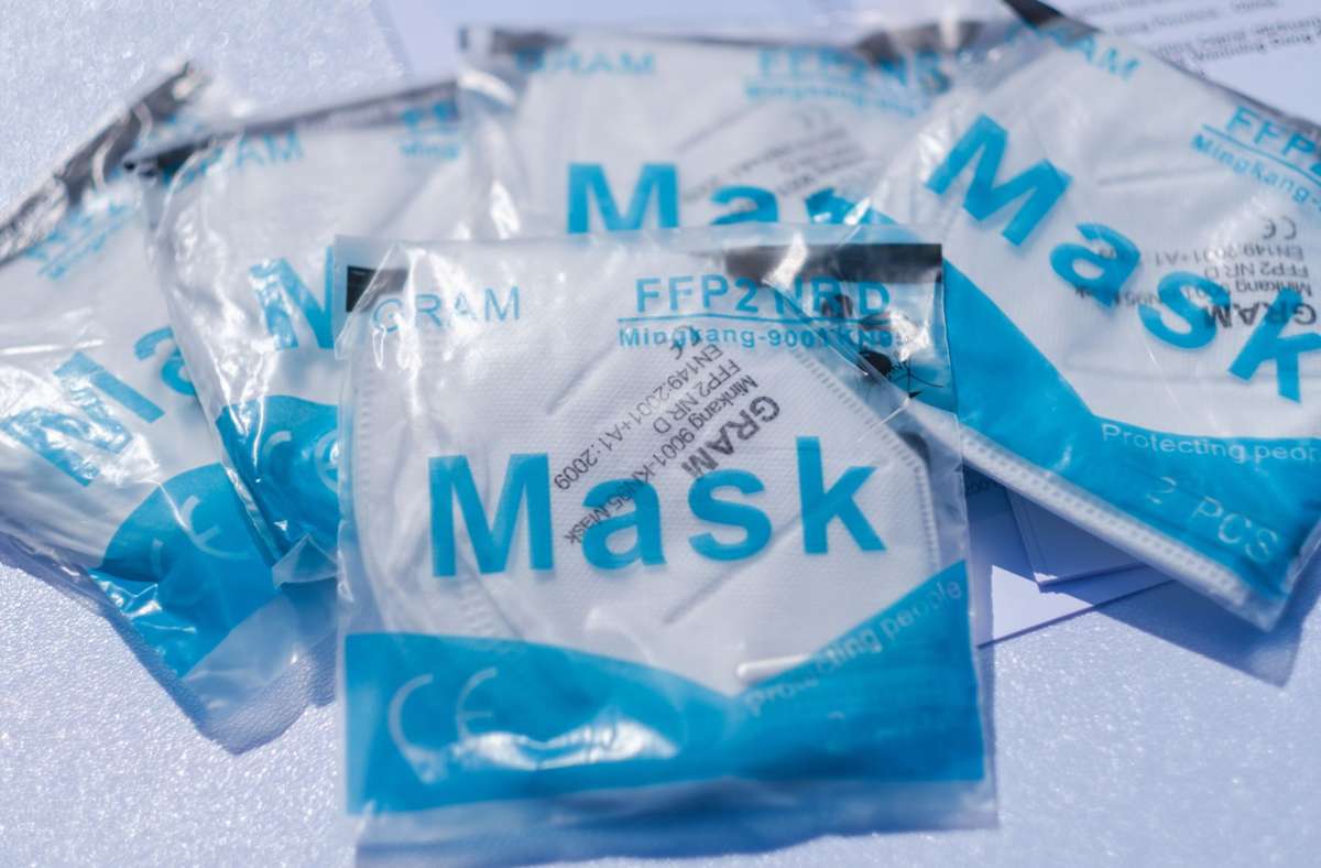 Atemschutzmasken, die auch partikelfiltrierende Halbmasken oder Feinstaubmasken genannt werden, haben eine deutlich weitreichendere Wirkung. Drei Schutzklassen definieren das Rückhaltevermögen: FFP1, FFP2 und FFP3. Dabei steht FFP für „Filtering Face Piece“. Zum Schutz vor dem Coronavirus sind mindestens Masken der Klasse FFP2 notwendig, besser sind Masken der Klasse FFP3.