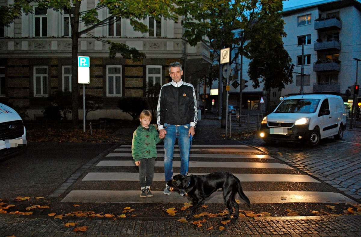 Marko Schumacher mit seinem Sohn Jakob und Hündin Billie am Zebrastreifen. Hier wurde das Tier von einem Auto erfasst.