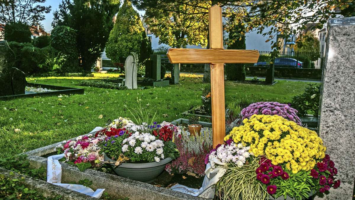  Allerheiligen, Totensonntag und Volkstrauertag sind Anlässe, um die Gräber Verstorbener zu schmücken und zu besuchen. Doch wird diese Tradition noch gepflegt? Floristen und Mitarbeitende in Blumenfachgeschäften machen unterschiedliche Erfahrungen. 