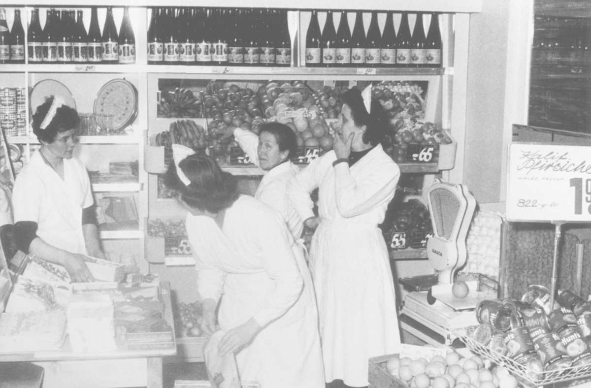 Volle Regale im „Konsum“ im Jahr 1959. Das „Konsum-Rösle“, Rosine Kaiser (zweite von rechts), war langjährige Ladenhalterin.