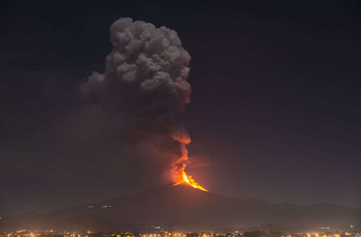 Der Ausstoß von Lava bei einem Ausbruch erfolgt aber meistens nicht über die Gipfelkrater, sondern an den Flanken des Bergkegels.