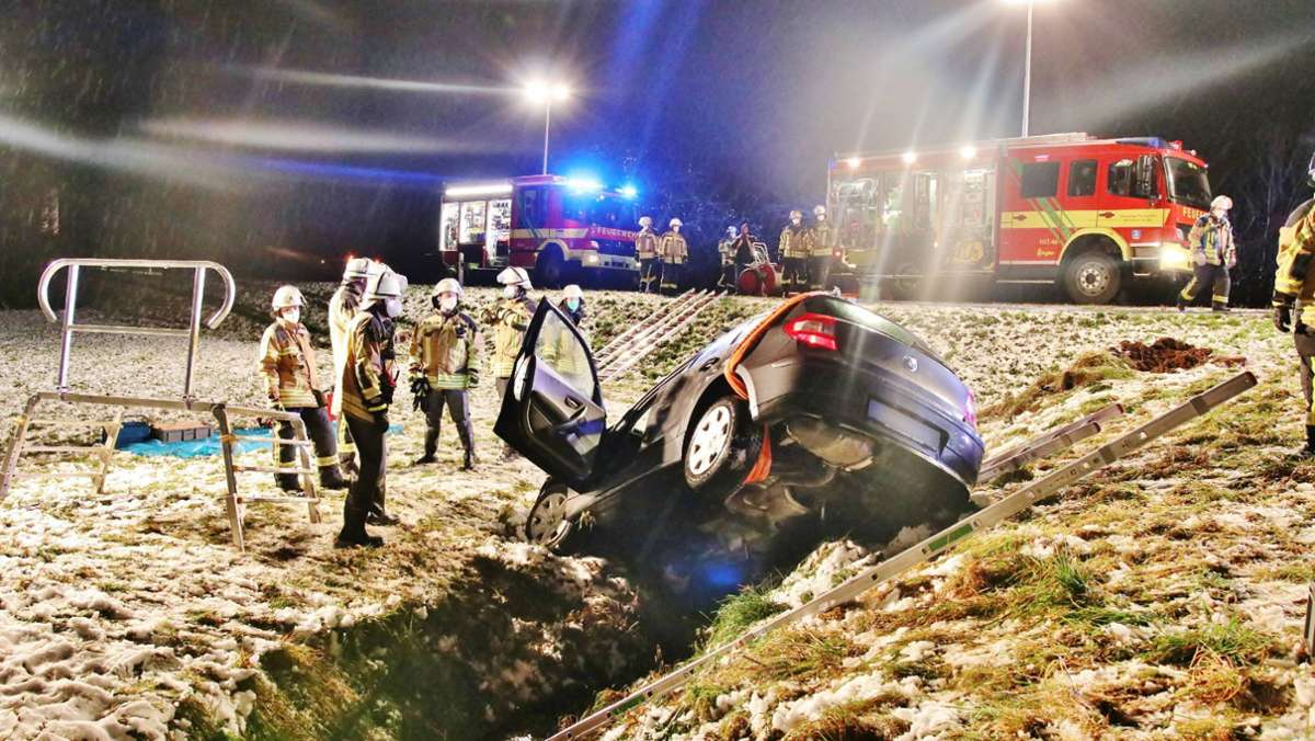  Ein 39-Jähriger verliert am Dienstagabend in Allmersbach im Tal bei Straßenglätte die Kontrolle über sein Fahrzeug und fährt eine Böschung hinunter. Das Auto überschlägt sich. Der Mann wird leicht verletzt. 