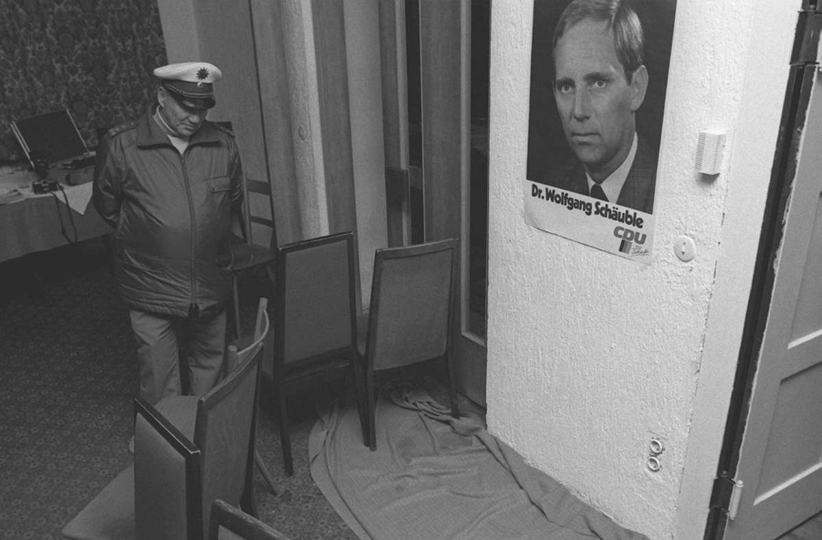 Am 12. Oktober 1990 wurde der damalige Innenminister Schäuble in Oppenau bei einer Wahlkampfveranstaltung von einem psychisch kranken Mann niedergeschossen. Dort ist dieses Foto des Tatorts, der mit Stühlen von der Polizei abgesichert ist, entstanden.