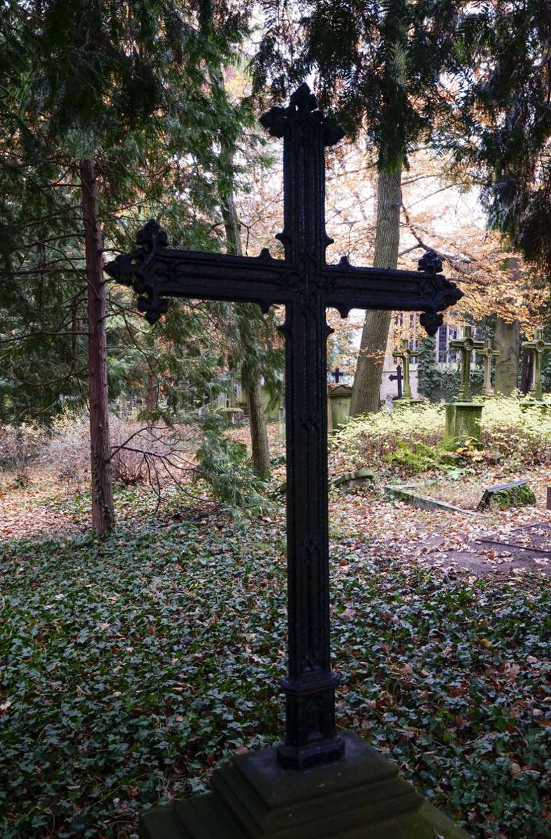 Stille und Ruhe auf dem Alten Friedhof in Ludwigsburg: alte Kreuze, alte Gräber, alte Bäume – memento mori: sei dir der Sterblichkeit bewusst.