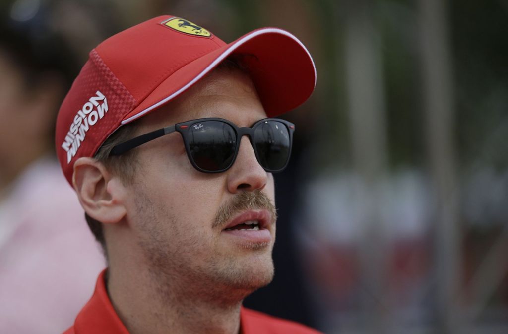 Mann mit Stil: Zur Schildmütze und Sonnenbrille trägt Sebastian Vettel einen Oberlippenbart.