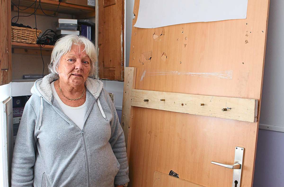 Vermieterin Elisabeth Kirchwehm ist sprachlos ob der Zerstörungen, die die Mieter in ihrer Wohnung hinterlassen haben. So etwa die demolierte Zimmertür neben ihr.