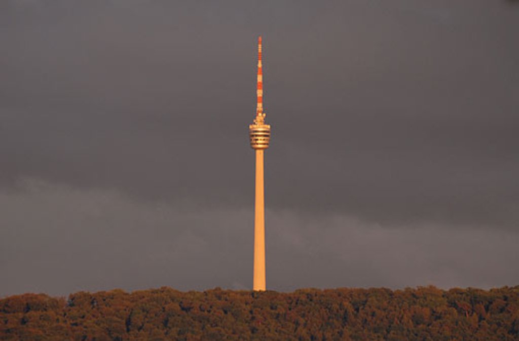 Von seinem Balkon in der Wielandstraße hat Jan-Thomas Metge diesen Fernsehturm im Abendlicht aufgenommen.