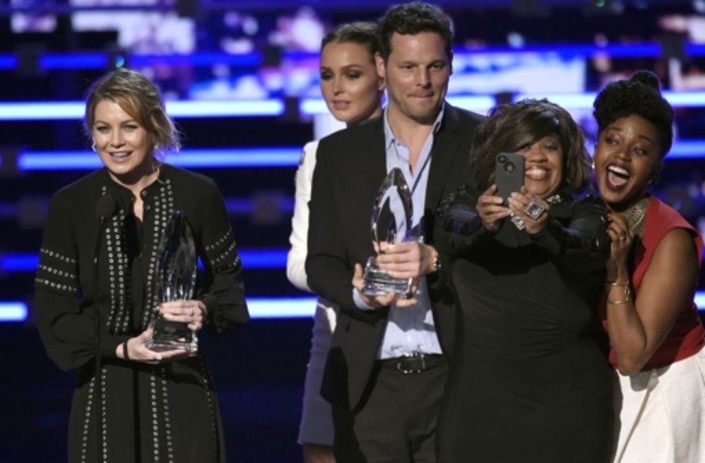 Schauspielerin Ellen Pompeo (links) und ihre Kollegen erhielten mit „Grey’s Anatomy“ den Award für das beste TV-Drama.