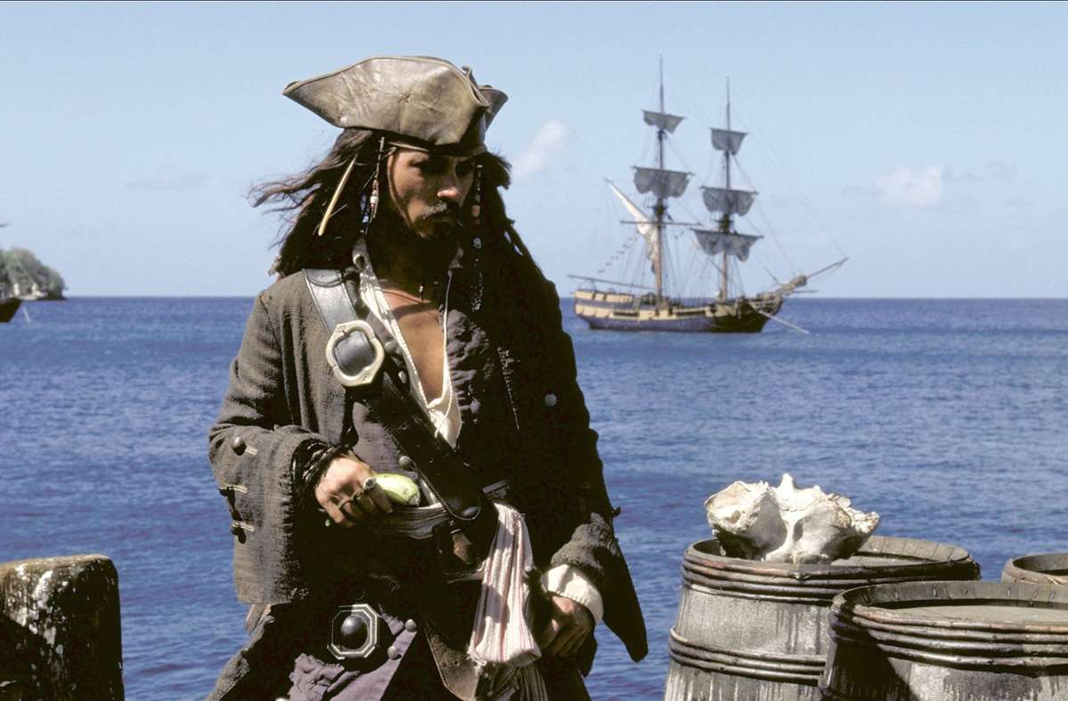 5. Kreuzfahrt Nach den Schreckensbildern vom Frühjahr, als auf allen sieben Weltmeeren Kreuzfahrtschiffe herumirrten, weil es Corona-bedingt schlicht keinen Zielhafen mehr für sie gab, nimmt das internationale Cruising-Geschäft im Sommer nur mühsam wieder Fahrt auf. Die ultimative Alternative: ein Captain’s Dinner auf dem heimischen Sofa mit dem unvergleichlichen Chefpiraten der Südsee, Jack Sparrow alias Johnny Depp. In den seit 2003 insgesamt fünf Fluch der Karibik-Filmen der Reihe gibt es alles, was das Kreuzfahrtfan-Herz höherschlagen lässt: historische Häfen mit schönen Festungen, reizende junge Damen beim Flanieren übers Deck, herrliche Sonnentage, aber auch mal einen fetten Sturm mit ordentlich Kotzeritis. Kurzum: Mit diesen Filmen bleibt man gern an Land. schl