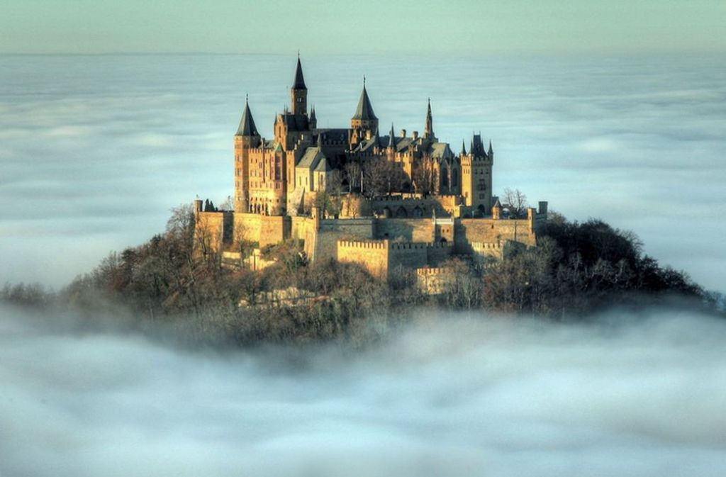 Baden-Württemberg, Hechingen: Die Burg Hohenzollern liegt inmitten einer Inversionswetterlage im dichten Wolkenmeer.