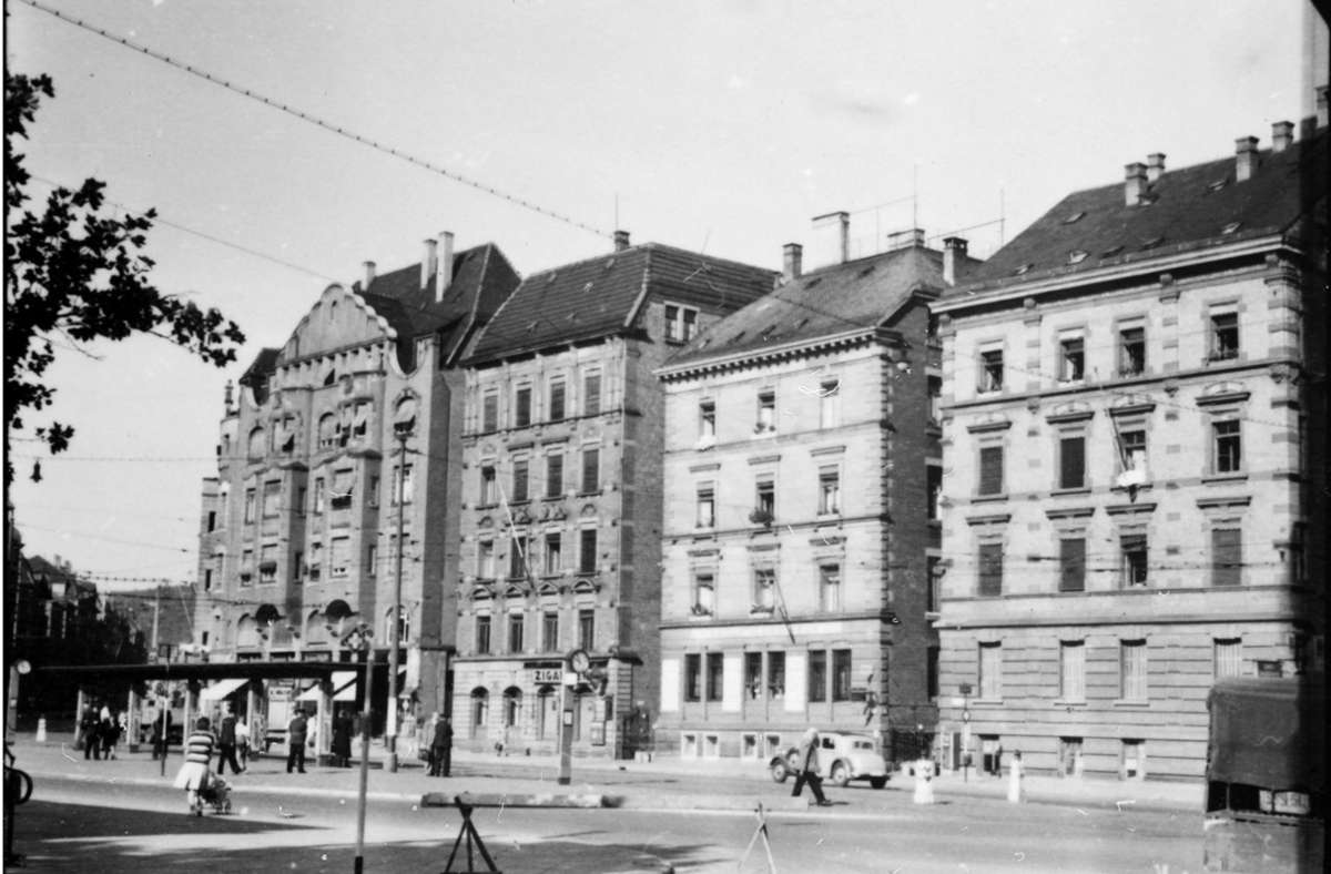 Der westliche Teil des Platzes, wo die Tübinger in die Böblinger Straße übergeht, ist kriegsbedingt heute anders bebaut.