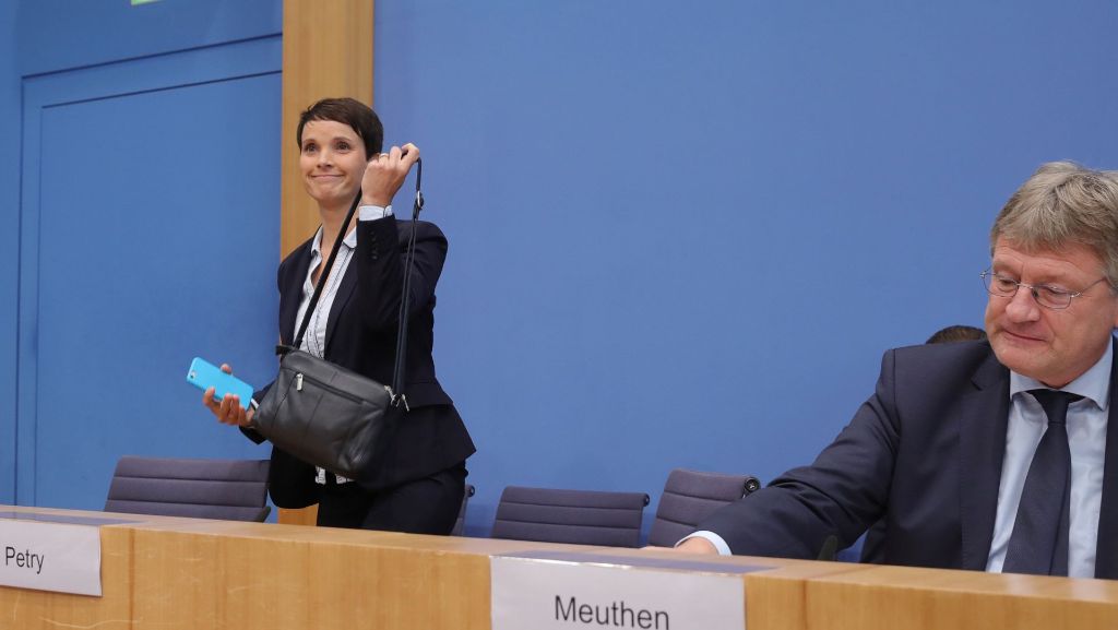  Frauke Petry verlässt endgültig die AfD. Diese Nachricht platzt mitten in die konstituierende Sitzung der neuen Bundestagsfraktion. Doch die neuen Parlamentarier haken das schnell ab. Die Fraktion ist sich einig: Eine Revolte werde es in der Partei nicht geben. 