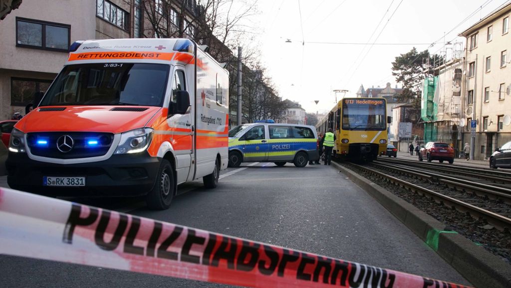 Bad Cannstatt: Fußgänger von Stadtbahn erfasst und lebensgefährlich verletzt